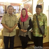 Yenny Wahid biasanya memadukan kerudung warna cerahnya dengan berbagai macam jenis batik. Ibu tiga anak itu memakai kerudung berwarna cerah sesuai pesan ibunya agar wajah tampak tidak kusam. Foto: Detikcom