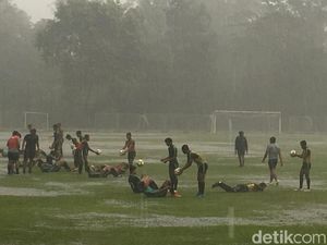 Jelang Lawan India, Latihan Timnas U-16 Diguyur Hujan Deras
