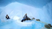 Foto: Tawaran menarik untuk liburan keluarga di musim dingin mendatang di Hokkaido, Jepang, ditawarkan Hoshina Resort Tomamu. (Ice Village)