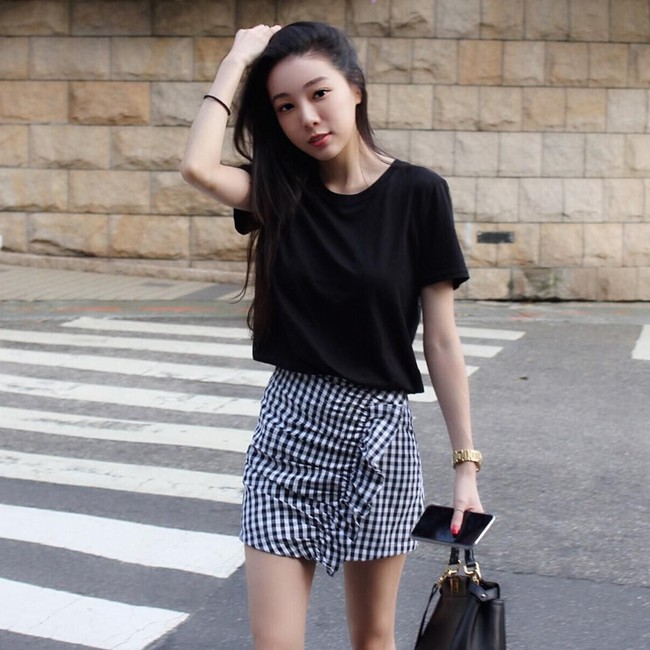 Ia pun kerap mengunggah berbagai potret selfie dalam balutan busana stylish yang memesona. Foto: Instagram @yehdeb