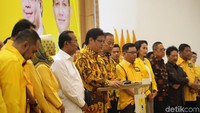 Terkait dengan pengembalian uang, karena itu sudah kembali, sepenuhnya kita serahkan kepada proses yang sedang berjalan, ucap Airlangga di DPP Partai Golkar, Jalan Anggrek Neli Murni, Jakarta Barat, Rabu (26/9/2018).