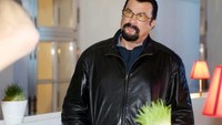 Pada tahun 2005 Steven Seagal pernah bermasalah dengan kepolisian daerah Los Angeles, Amerika Serikat, karena dilaporkan atas tindakan pelecehan seksual kepada seorang model bernama Faviola Wrap. Foto: Getty Images
