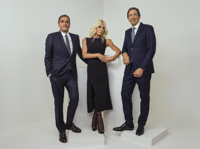 John Idol (kiri), Donatella Versace (tengah) dan Jonathan Akeroyd (kanan). Foto: Rahi Rezvani for Michael Kors Holdings Ltd. John Idol (kiri), Donatella Versace (tengah) dan Jonathan Akeroyd (kanan). Foto: Rahi Rezvani for Michael Kors Holdings Ltd.