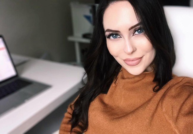 Meski perlu usaha untuk mendapatkan penampilan baru, namun wanita yang berprofesi sebagai public relations itu ingin penampilannya tetap natural.  Foto: Instagram@ sophieattwooduk_