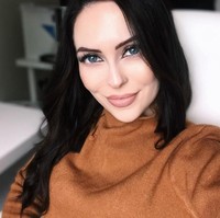 Meski perlu usaha untuk mendapatkan penampilan baru, namun wanita yang berprofesi sebagai public relations itu ingin penampilannya tetap natural.  Foto: Instagram@ sophieattwooduk_