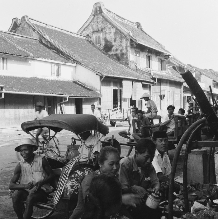 Yuk! Lihat Kehidupan Pasar Indonesia Tempo Dulu Indonesia sejak dulu dikenal sebagai pusat perdagangan rempah-rempah dunia. Berbagai transaksi jual-beli di pasar tempo dulu menarik untuk ditengok. Penasaran?