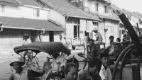 Sejumlah orang tampak sedang membeli makan di salah satu pasar yang terletak di kota Jakarta di tahun 1963. Keystone Features/Getty Images.  