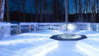 Foto: Ini adalah kolam renang air panas outdoornya. Traveler akan merasakan sensasi berendam di tengah es yang dikeliilngi pepohonan pinus. (Ice Village)