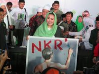 Usai Deklarasi Dukungan, Yenny Wahid Pamer Lukisan Jokowi