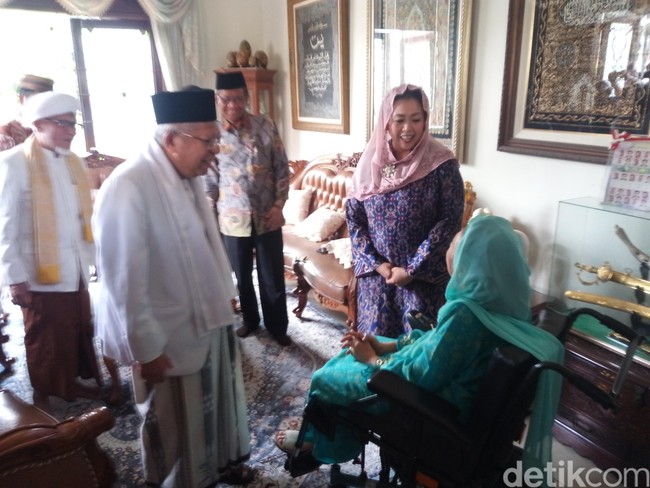 Kerudung warna cerah yaitu pink kembali menjadi pilihan Yenny Wahid saat mendampingi sang ibu menerima cawapres 2019 K.H. Ma’ruf Amin. Kali ini Yenny mengenakan kerudung yang matching dengan dress batiknya. Dia menambahkan bros pada kerudungnya agar penampilannya lebih chic. Foto: Detikcom