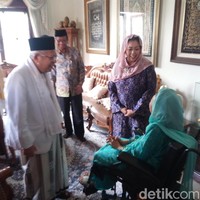 Kerudung warna cerah yaitu pink kembali menjadi pilihan Yenny Wahid saat mendampingi sang ibu menerima cawapres 2019 K.H. Ma’ruf Amin. Kali ini Yenny mengenakan kerudung yang matching dengan dress batiknya. Dia menambahkan bros pada kerudungnya agar penampilannya lebih chic. Foto: Detikcom