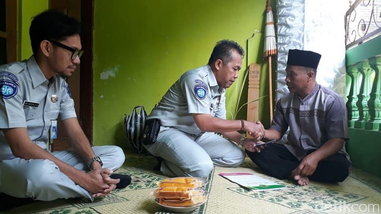 2 Korban Laka Bus Rombongan SMK PGRI Karanganyar Dimakamkan 2 Korban Laka Bus Rombongan SMK PGRI Karanganyar Dimakamkan