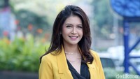 Wanita yang berprofesi sebagai host itu tampak sangat manis kala tersenyum. Pool/Noel/detikFoto.