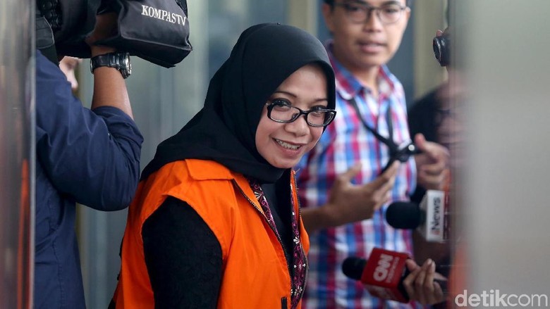 Eni Minta SGD 400 Ribu untuk Munaslub: Pak Kotjo Banyak Zakat Eni Minta SGD 400 Ribu untuk Munaslub: Pak Kotjo Banyak Zakat