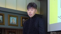 Roy tampil dengan busana serba hitam. Pool/Noel/detikFoto.