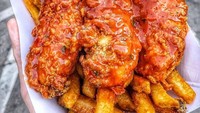 Bagi penggemar pedas, foto chicken fingers berbalut bumbu pedas ini pasti begitu menggoda. Apalagi ditambah dengan kriuk renyah kentang goreng jepretan @revciancio. Foto: Instagram