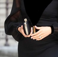 Tidak ketinggalan, clutch hitam bergaya klasik yang timeless. (Foto: Getty Images)