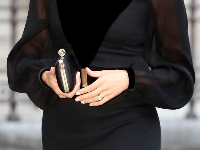 Tidak ketinggalan, clutch hitam bergaya klasik yang timeless. (Foto: Getty Images)