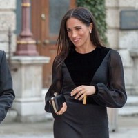Meghan memilih gaun hitam Givenchy untuk tugas solo perdananya sebagai Duchess of Sussex. Bagian lengan dibalut kain sheer yang membuatnya tampak modern. Meghan juga mengenakan sepatu hitam Aquazzura untuk melengkapi gayanya. Foto: Getty Images