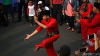 Sejumlah pesilat tengah beraksi di depan Istana Negara, Rabu (26/9/2018).