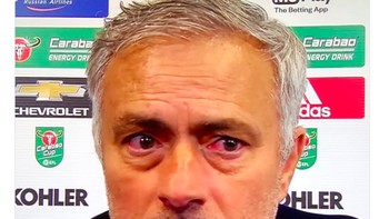 Jose Mouringo terlihat sangat kelelahan dan matanya merah setelah kekalahan semalam. United perlu sponsor penetes mata, tulis netizen ini. Foto: istimewa