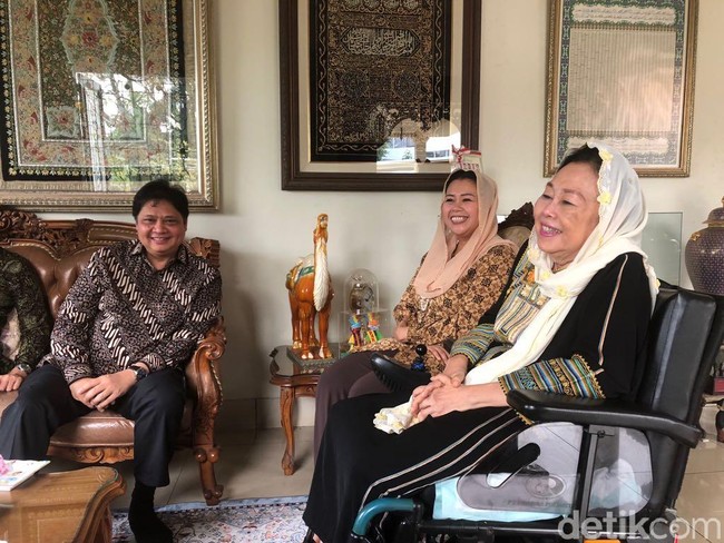 Soal gaya kerudungnya ini Yenny Wahid pernah berkomentar di akun media sosialnya yaitu Twitter untuk menjawab pertanyaan netizen yang menganggap penampilannya tak sesuai syariat Islam. Di Qur’an & hadist, definisi menutup aurat ada macam2 tuh Mas. Nabi saja memberitahu batasan aurat ke Fatimah & Asma binti Abu Bakar beda2, cuit @yennywahid. Foto: Detikcom