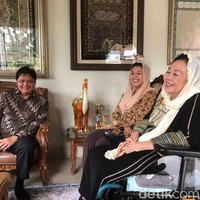 Soal gaya kerudungnya ini Yenny Wahid pernah berkomentar di akun media sosialnya yaitu Twitter untuk menjawab pertanyaan netizen yang menganggap penampilannya tak sesuai syariat Islam. Di Qur’an & hadist, definisi menutup aurat ada macam2 tuh Mas. Nabi saja memberitahu batasan aurat ke Fatimah & Asma binti Abu Bakar beda2, cuit @yennywahid. Foto: Detikcom