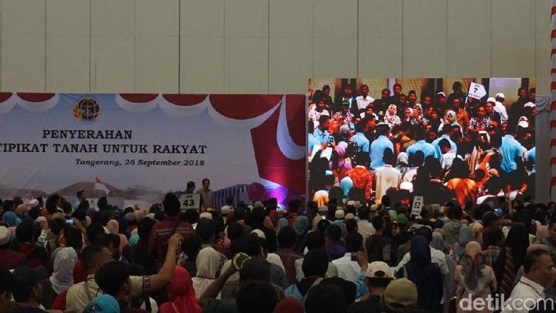 Jokowi Bagikan 10 Ribu Sertifikat Tanah ke Warga Tangerang Jokowi Bagikan 10 Ribu Sertifikat Tanah ke Warga Tangerang