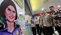 Hadir dalam acara tersebut Direktur Bisnis Bank DKI, Antonius Widodo Mulyono (kanan baju batik) bersama Wakapolda Polda Metro Jaya, Wahyu Hadiningrat menyaksikan layanan pembayaran pajak usai peresmian Gerai Samsat Blok M Square di Jakarta, Rabu (26/9). Foto: dok. Bank DKI