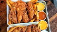 Chicken fingers berukuran besar ini, dilengkapi dengan kentang goreng. Tentunya dengan cocolan saus mayo, mustard, hingga keju yang gurih lumer punya @5boroughfoodie. Foto: Instagram