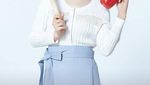 Gemas! Ini Manisnya Park Bo-young Saat Pose dengan Kue dan Minuman