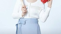 Penampilan Park Bo-young makin manis saat berambut pendek. Ini gayanya saat memegang sutil dan paprika. Mau masak apa nih kira-kira. Foto: Instagram parkboyoung.ph