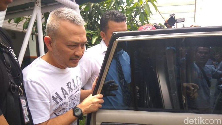 Ketua Fraksi Golkar DPRD Sumut Dijemput Tim KPK Ketua Fraksi Golkar DPRD Sumut Dijemput Tim KPK