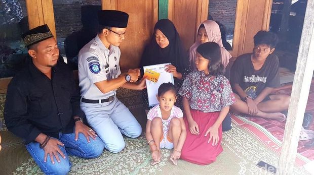 2 Korban Laka Bus Rombongan SMK PGRI Karanganyar Dimakamkan