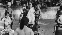 Suasana pasar di kota Bali sekitar tahun 1950-an. Horace Bristol/Three Lions/Getty Images.  