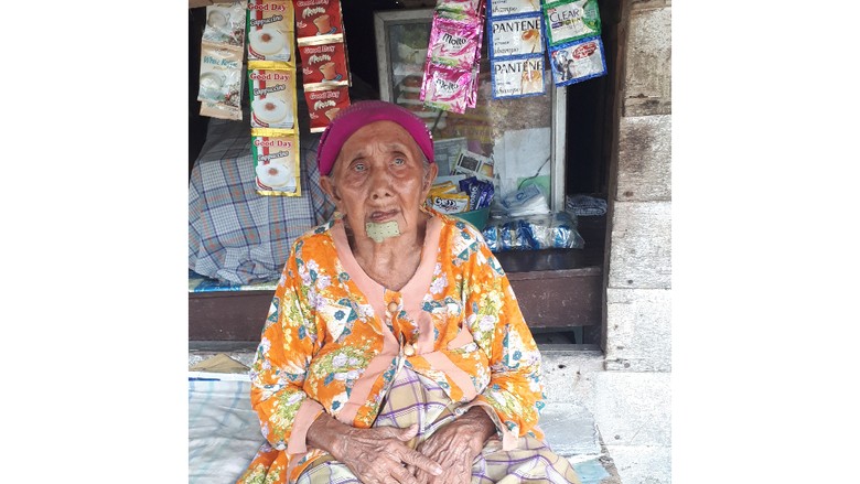 Kenalkan Nenek Sumiati yang Diyakini Berusia 105 Tahun Kenalkan Nenek Sumiati yang Diyakini Berusia 105 Tahun