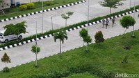 Selama ini kawasan perbatasan identik dengan keterbelakangan. Terletak di pelosok, kawasan perbatasan ibarat pintu belakang, terisolasi, kumuh, bahkan tertinggal. Padahal, sebagai wilayah yang berbatasan dengan negara tetangga, wilayah perbatasan seharusnya menjadi pintu masuk Indonesia.