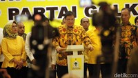 Ketua Umum Partai Golkar Airlangga Hartarto bersama pengurus DPP Golkar memberikan keterangan pers di DPP Partai Golkar, Jalan Anggrek Neli Murni, Jakarta Barat, Rabu (26/9/2018).