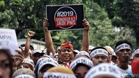 Para pegawai honorer berunjukrasa di depan Balai Kota DKI Jakarta.