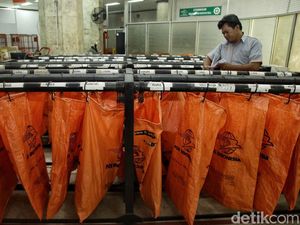 Melihat Kesibukan PT Pos Melayani Jasa Pengiriman