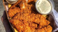 Agar lebih kenyang, sambil menunggu jam makan malam, chicken fingers punya @unlokt juga enak dipadukan dengan roti panggang, kentang goreng, dan saus mushroom. Yummy! Foto: Instagram