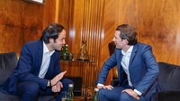 Meskipun statusnya adalah orang paling penting di Austria, tapi Kurz selalu tampil santai dalam berbagai kesempatan. Ia juga dikenal ramah dan suka berbaur dengan masyarakat. Foto: instagram @sebastiankurz