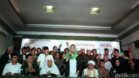 Pemimpin yang kami cari adalah yang mau gerak. Pemimpin yang dekat dengan masyarakat. Pemimpin yang sederhana cara berpikirnya. Bahwa bangsa ini harus dipenuhi hak kebutuhan dasarnya, sebutnya.