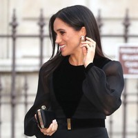 Memperlihatkan AksesoriPose ini adalah salah satu gaya andalan Meghan Markle. Dalam berbagai kesempatan, ia sering menunjukkan anting atau cincin ketika dipotret oleh fotografer. Foto: Getty Images