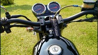 Tangki motor berbentuk teardrop dikombinasi dengan jok bergaya dan stoplamp klasik. Foto: dok. Istimewa
