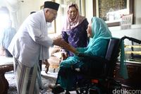 Yenny Wahid mendampingi ibunya menyambut Ma'ruf Amin di rumahnya, Rabu (26/9) hari ini.