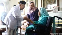Sinta Nuriyah Wahid dan Maruf Amin bersalaman sambil bertukar kabar.