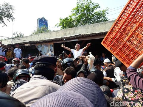 Petermak bagi-bagi ayam hidup gratis di Solo