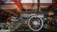 Lokomotif uap bersejarah sekaligus kebanggaan warga Manchester Stephensons Rocket kembali ke Manchester usai sebelumnya tersimpan di London Science Museum sejak tahun 1862. Christopher Furlong/Getty Images.