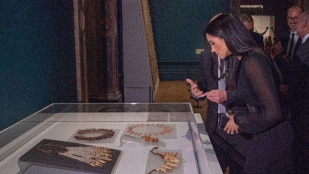 Melihat Pameran Seni 'Ocenia' yang Dikunjungi Megan Markle